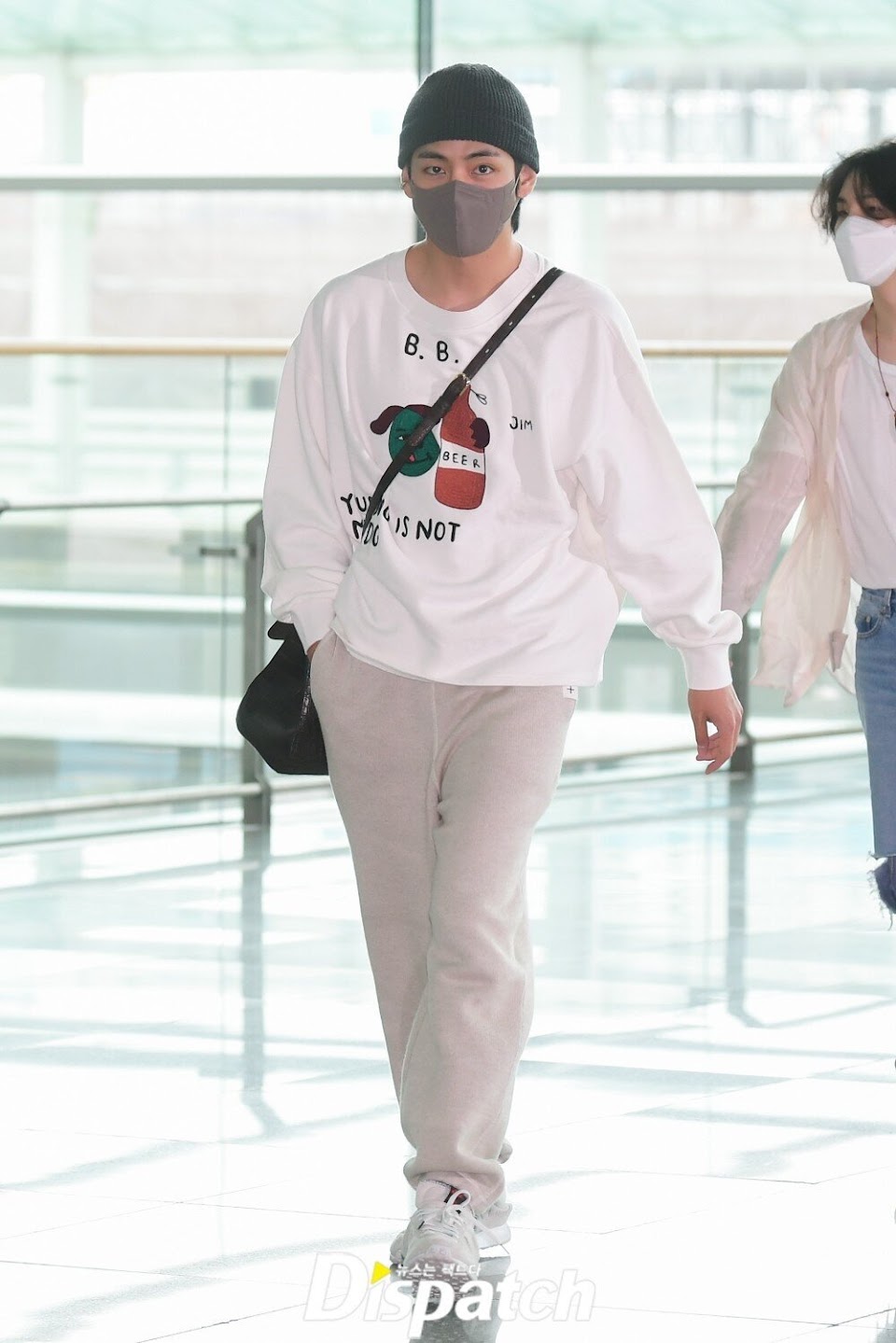 220529-BTS-V-at-Incheon-International-Airport-Departing-for-the-United-States-to-Attend-the-White-House-Invitation-documents-3