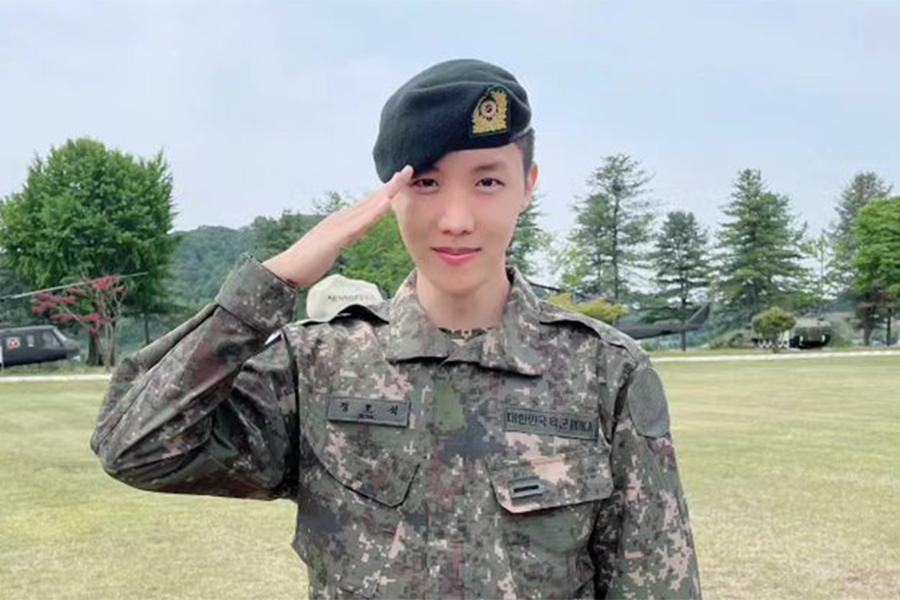 J-Hope de BTS partage une mise à jour de l'armée avec des photos fringantes en uniforme