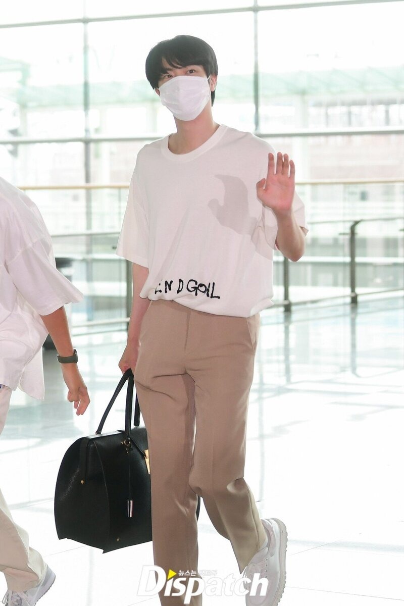 220529-BTS-Jin-at-Incheon-Stagiaire