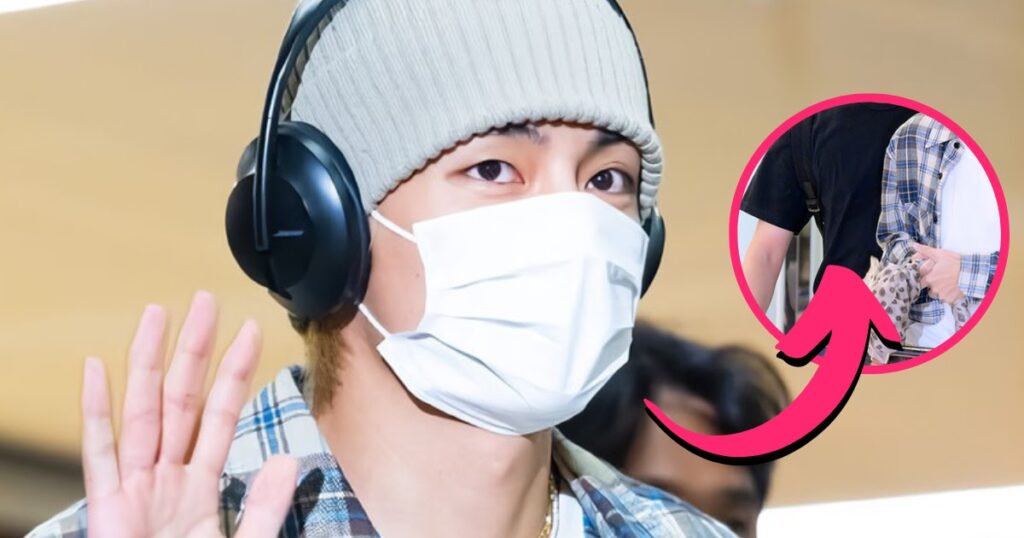 V de BTS fait tourner les têtes à l'aéroport avec ses visuels, mais son sac vole la vedette