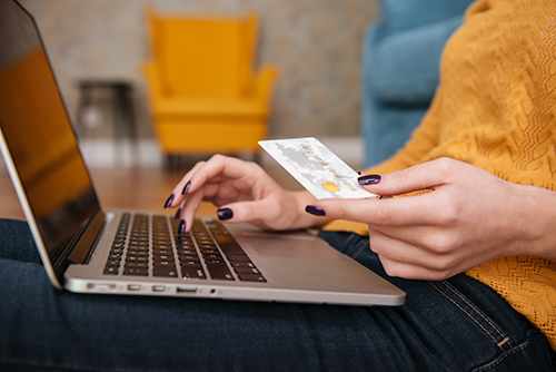 Gros plan d'une femme achetant en ligne avec une carte bancaire