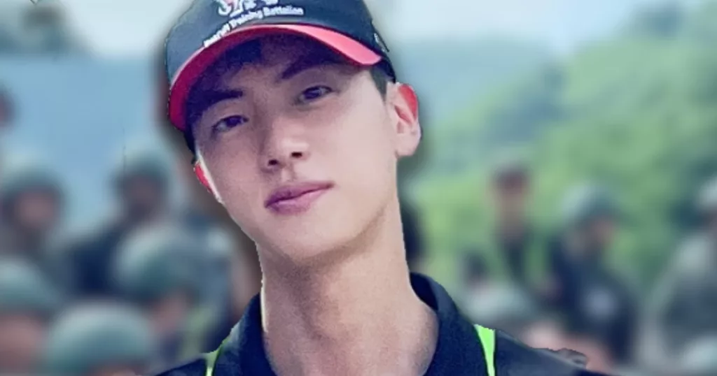 L'incroyable force physique de BTS Jin présentée lors d'un entraînement militaire