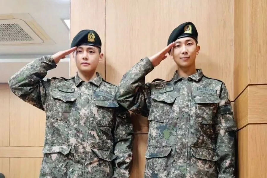 V et RM de BTS semblent fringants en uniforme dans une récente mise à jour de l'armée