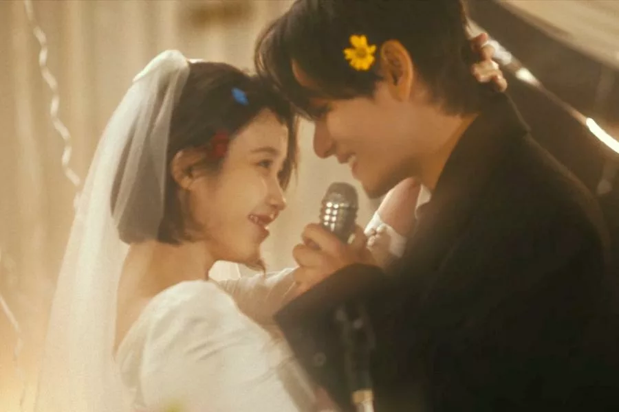 Regarder : IU et V de BTS racontent une histoire d'amour déchirante dans le clip cinématographique de "Love Wins All"