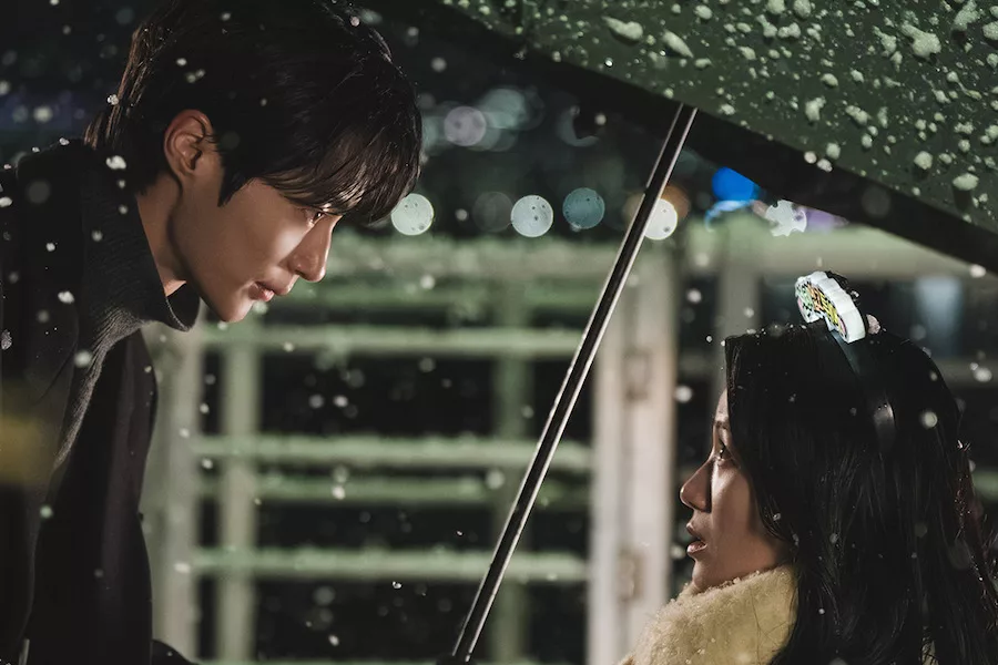 Byeon Woo Seok et Kim Hye Yoon partagent une rencontre significative dans "Lovely Runner"