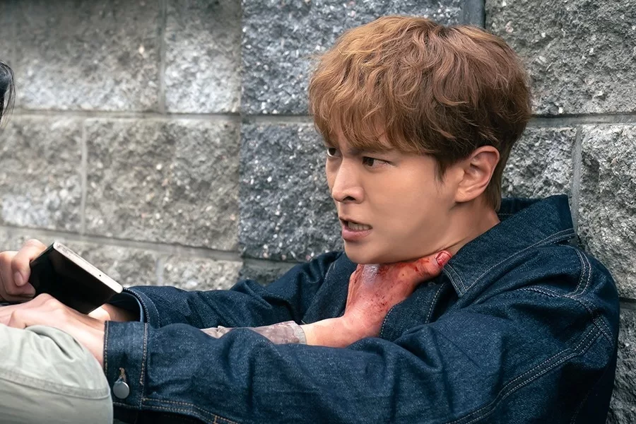 Joo Won se fait attaquer par un grand esprit maléfique alors que Kwon Nara n'est pas là dans "The Midnight Studio"