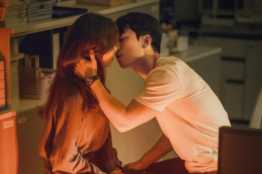 Jung Ryeo Won et Wi Ha Joon deviennent intimes sur le lieu de travail dans les affiches "Midnight Romance In Hagwon"
