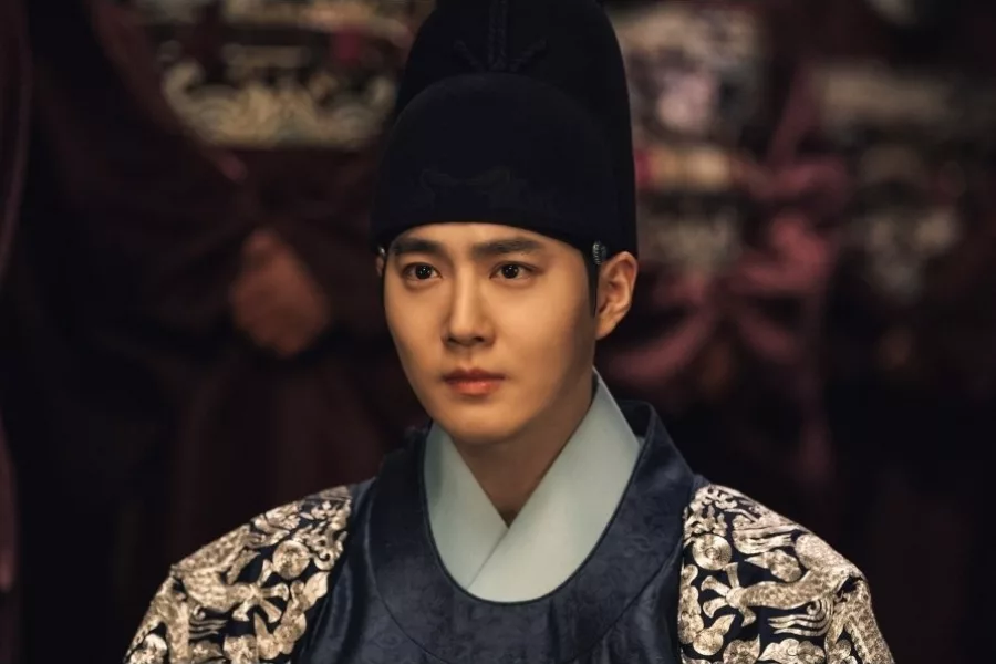 Suho d'EXO se fait mâcher par son père royal dans "Missing Crown Prince"