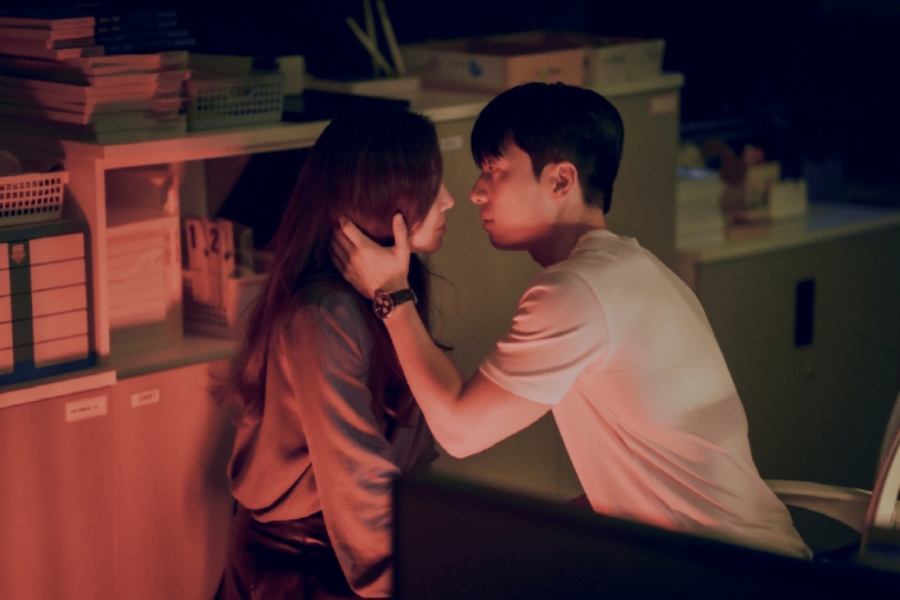 Wi Ha Joon attire Jung Ryeo Won pour un baiser sur "The Midnight Romance In Hagwon"