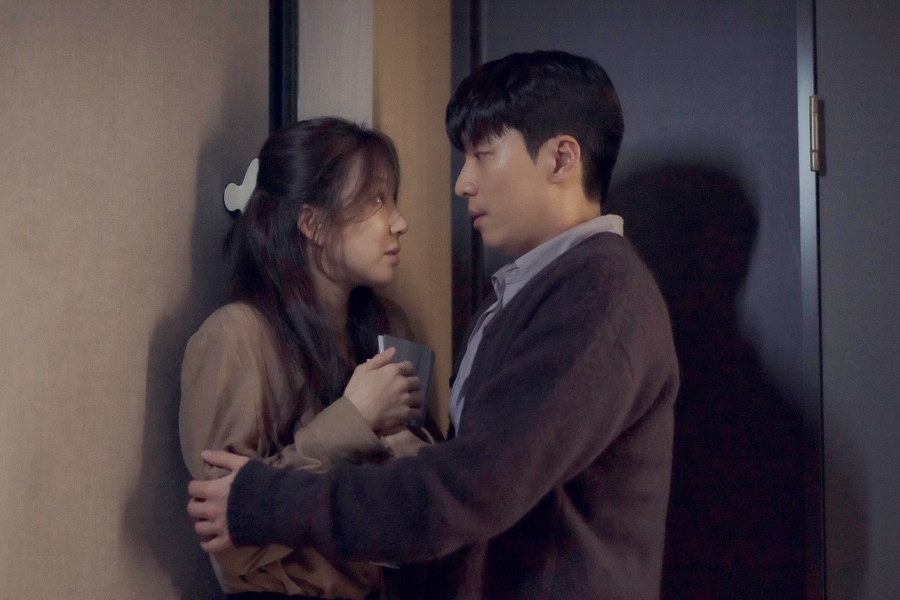 Wi Ha Joon et Jung Ryeo ont gagné se cacher dans une salle de classe sombre dans "The Midnight Romance In Hagwon"