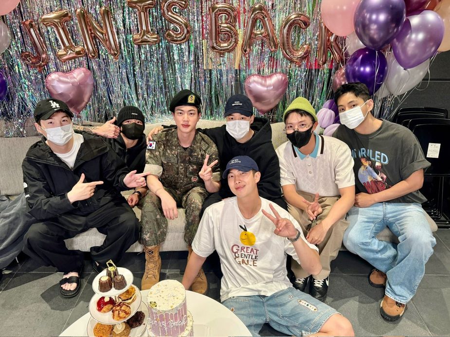 Les sept membres du BTS se réunissent pour la libération de Jin