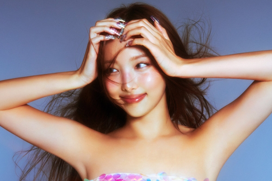 Nayeon de TWICE devient le premier soliste de K-Pop de l'histoire du Billboard 200 avec 2 albums classés dans le top 10 alors que « NA » est en tête de 3 classements