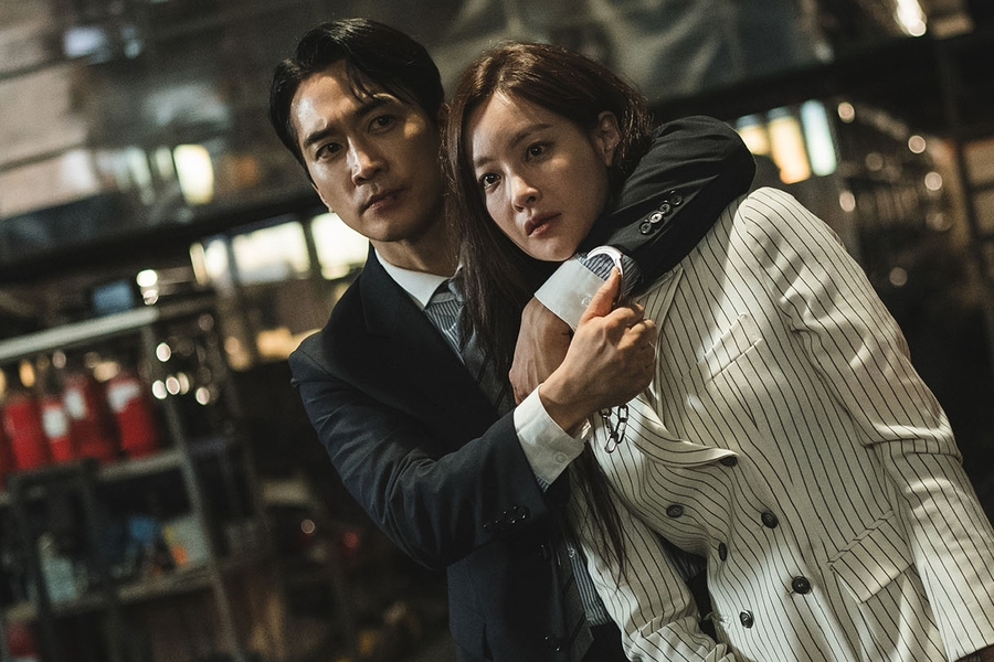 Song Seung Heon prend Oh Yeon Seo en otage dans "The Player 2: Master Of Swindlers"