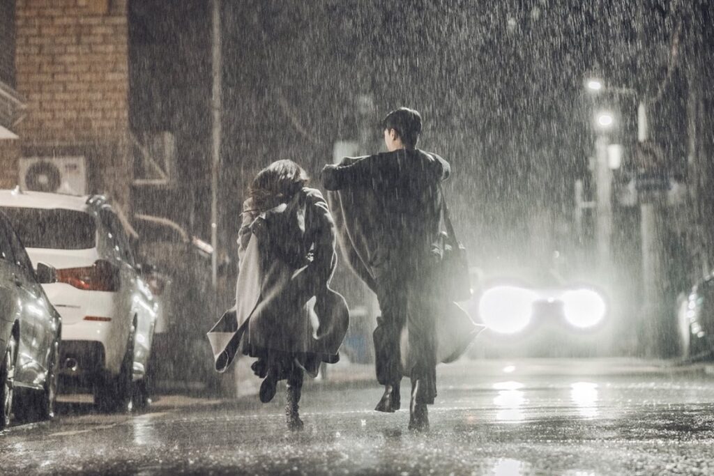 Wi Ha Joon et Jung Ryeo Won se font surprendre par la pluie dans « The Midnight Romance In Hagwon »