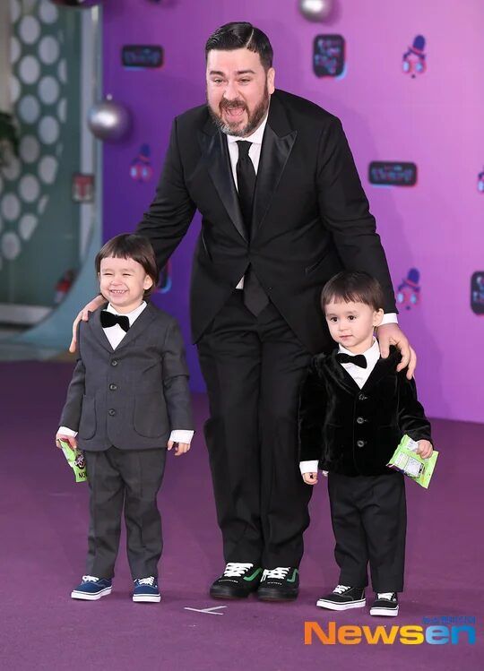 Sam Hammington avec William et Bentley 