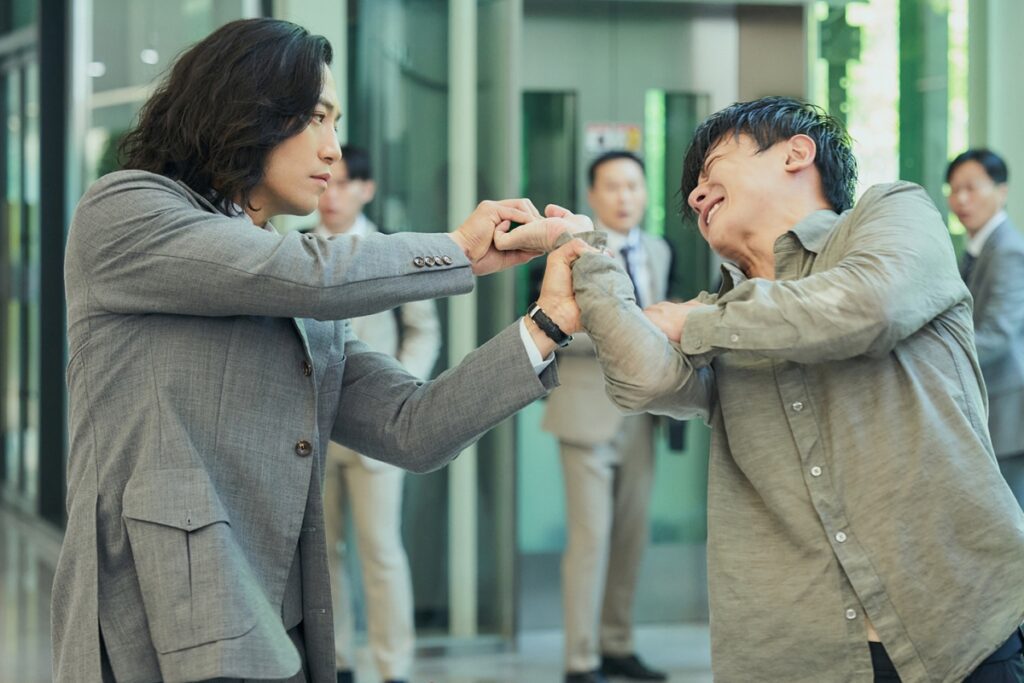 Jin Goo tente d'empêcher un employé de s'immoler par le feu dans « The Auditors »