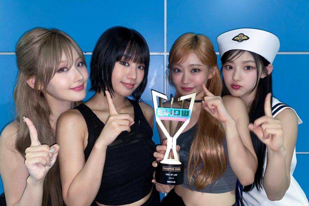 KISS OF LIFE remporte sa deuxième victoire pour « Sticky » dans « Show Champion » ; performances de Dreamcatcher, Youngjae de GOT7 et plus