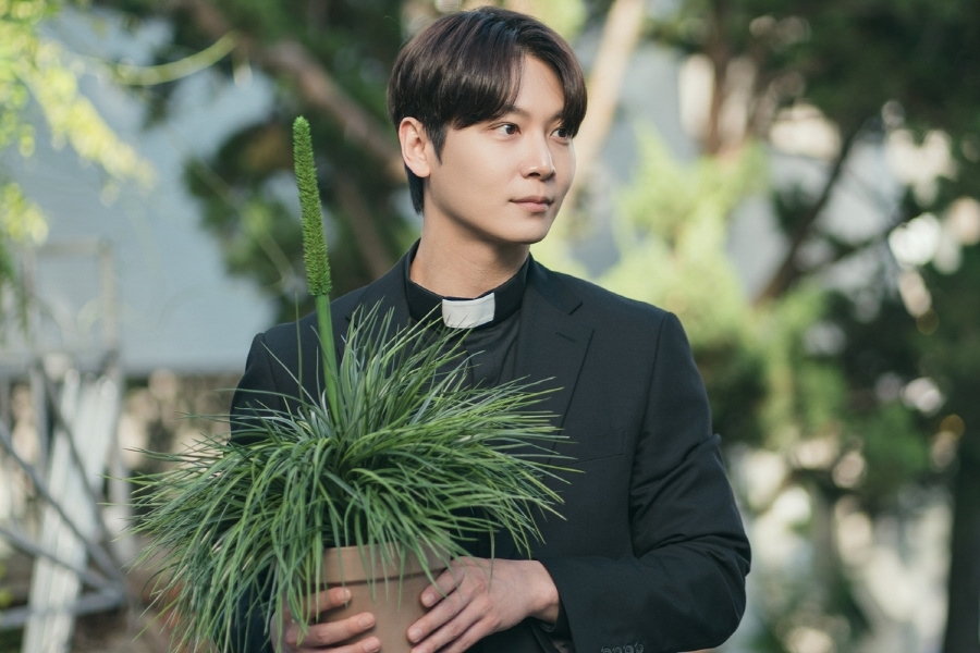 Lee Chul Woo se transforme en un prêtre doux dans le prochain drame « DNA Lover »