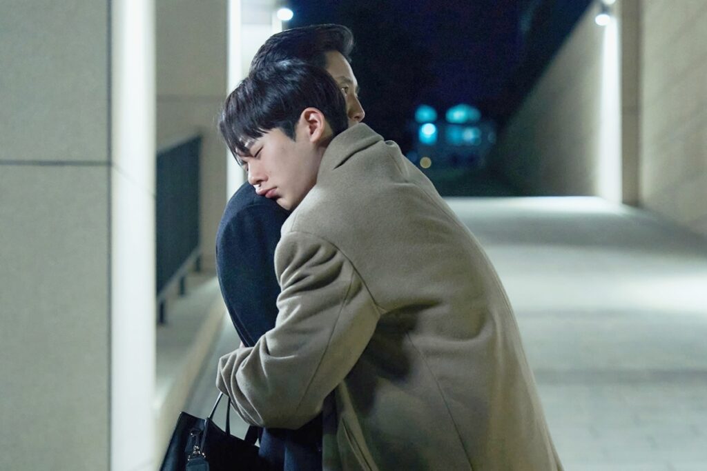 Lee Jung Ha embrasse Shin Ha Kyun en état d'ébriété dans « The Auditors »
