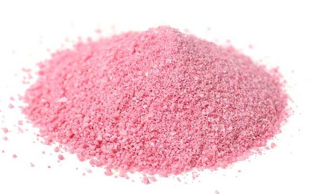 La cocaïne rose est une drogue de synthèse fabriquée en laboratoire et originaire de Colombie. Son nom vient du colorant alimentaire à base de fraise qui y est ajouté, ainsi que de la caféine et de la kétamine.