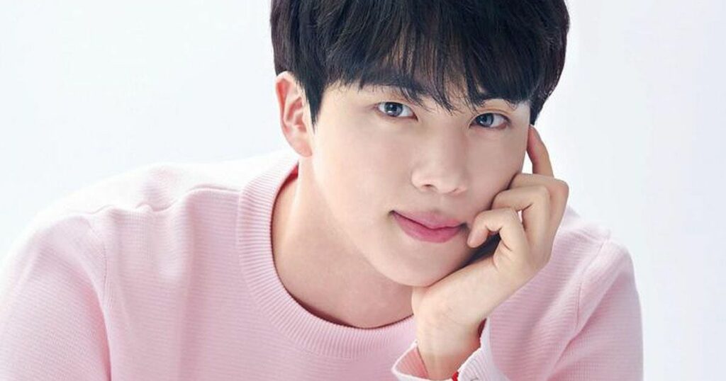 À quoi ressemble Jin de BTS en personne ? Un nouveau témoignage de première main donne des détails