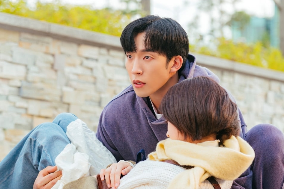 Lee Sang Yi porte un Han Ji Hyun inconscient en lieu sûr dans « No Gain No Love »