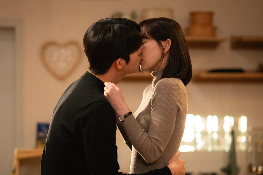 Moon Sang Min et Shin Hyun Been partagent un baiser sincère dans « Cendrillon à 2 heures du matin »