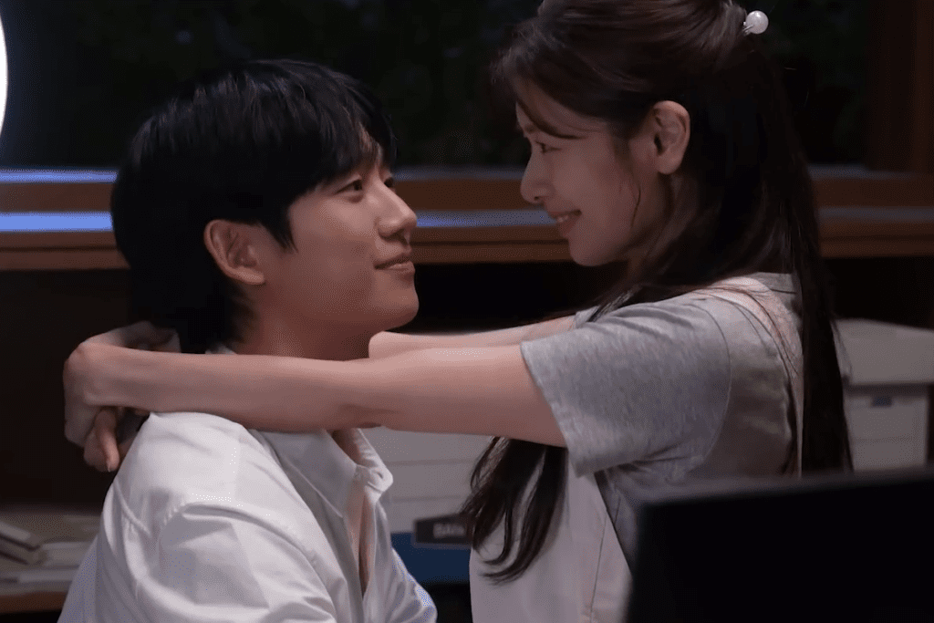 Regarder : Jung Hae In et Jung So Min présentent une douce chimie hors écran dans la nouvelle vidéo de making-of de « Love Next Door »