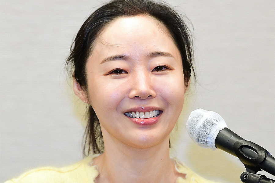 ADOR annonce la reconduction de Min Hee Jin au poste de directeur interne