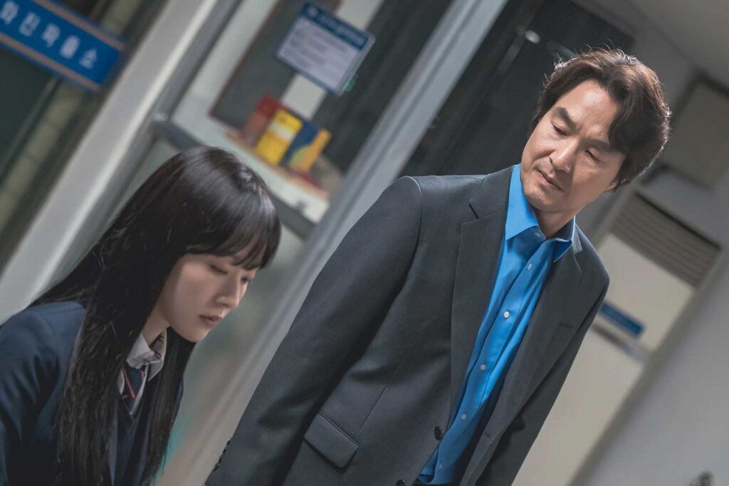 Han Suk Kyu montre son inquiétude et ses doutes envers sa fille Chae Won Bin dans un poste de police dans le nouveau drame "Doubt"