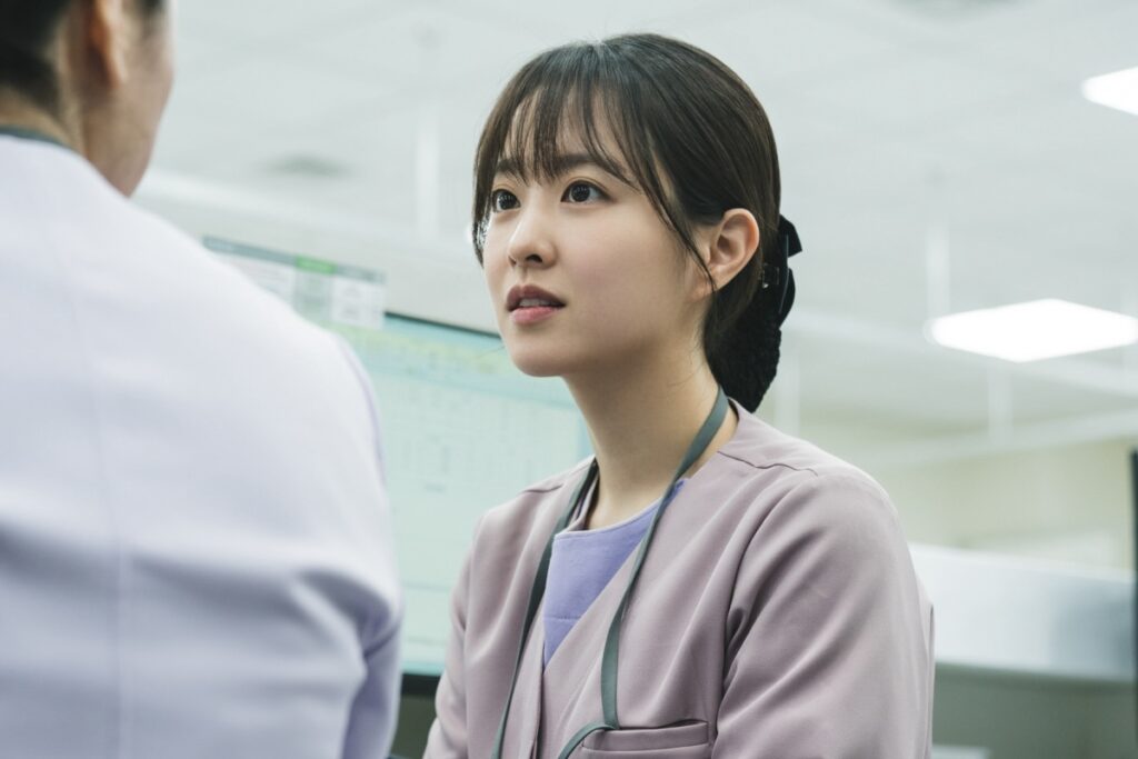 Park Bo Young se transforme en une infirmière chaleureuse en soins intensifs dans le nouveau drame "Light Shop"