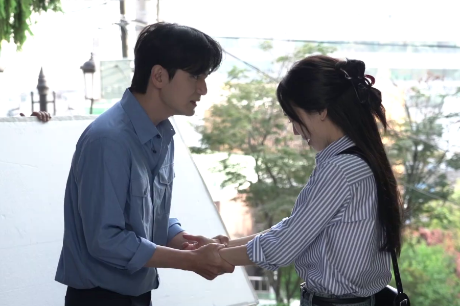 Regarder : Lee Jin Uk et Shin Hae Sun font preuve de dévouement tout en filmant des scènes sincères sur le tournage de « Dear Hyeri »