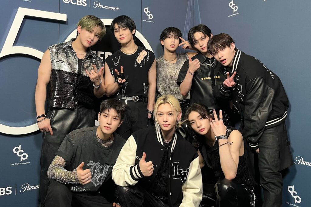 Regarder : Stray Kids interprète un mashup de « Chk Chk Boom » et « Bye Bye Bye » de *NSYNC lors du spécial 50e anniversaire des American Music Awards