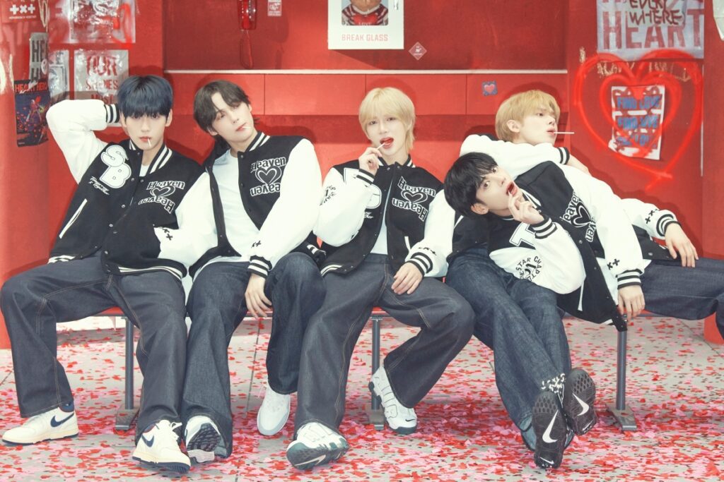 TXT fait ses débuts au n°1 du classement des meilleures ventes d'albums du Billboard + au n°2 du Billboard 200 avec « The Star Chapter : SANCTUARY »