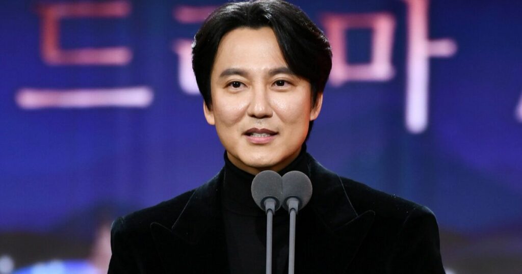 L'acteur Kim Nam Gil révèle sa "femme" avec un discours taquin aux "2024 SBS Drama Awards"