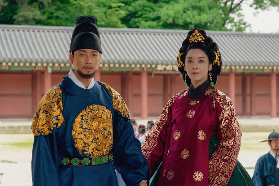 Cha Joo Young et Lee Hyun Wook montrent leur profond amour l'un pour l'autre dans le prochain drame "The Queen Who Crowns"