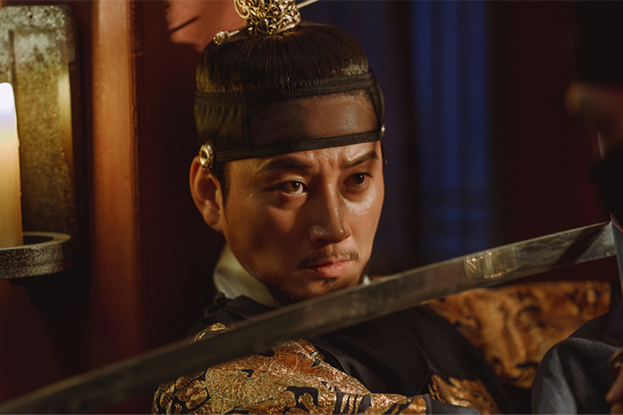 Lee Hyun Wook réfléchit à la manière de donner vie à une icône historique dans le prochain drame "The Queen Who Crowns"