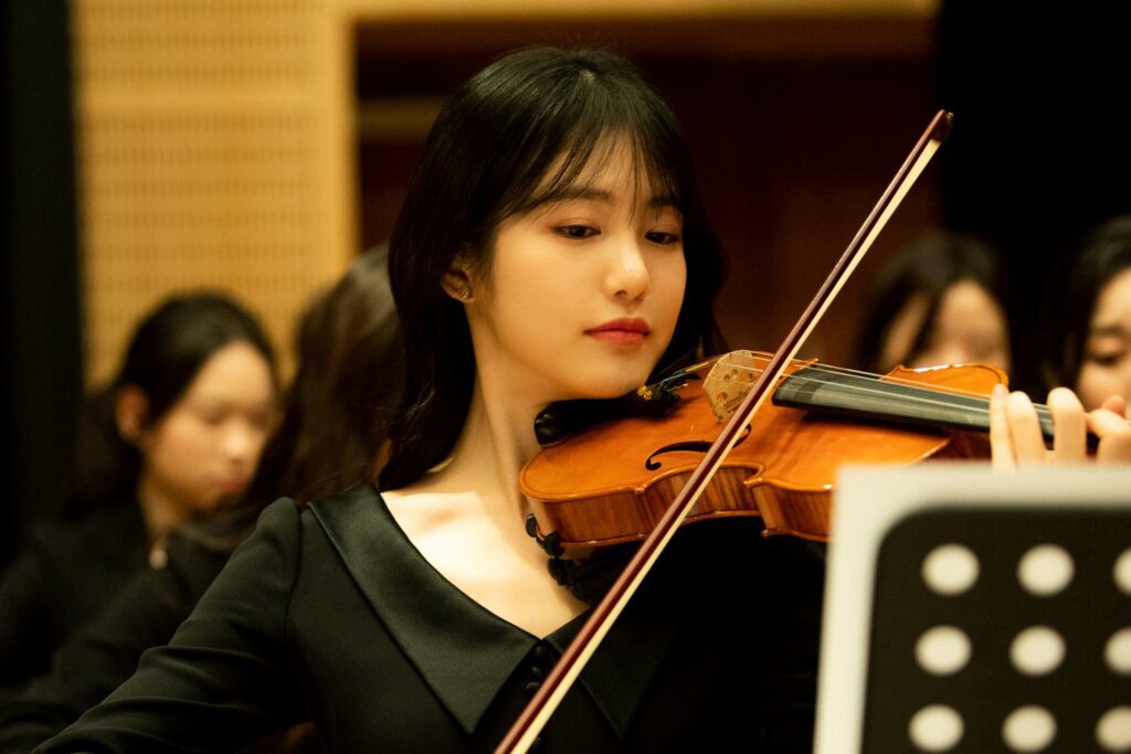 Shin Ye Eun respire la confiance et l'élégance en tant que violoniste dans le nouveau film "Secret: Untold Melody"