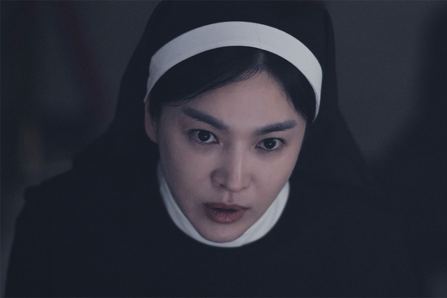 Song Hye Kyo est une nonne résolue qui risque tout pour sauver un garçon possédé dans le nouveau film "Dark Nuns"